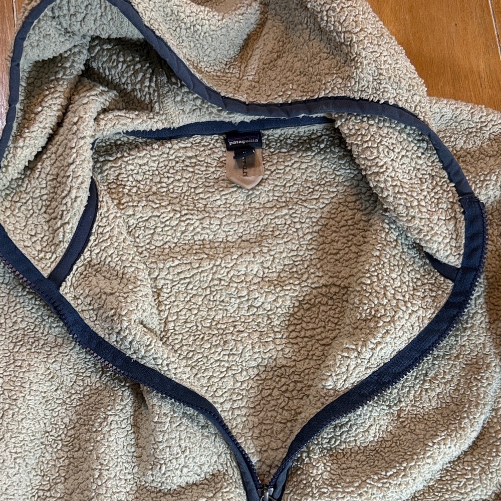 Patagonia Women’s Size M Beige Teddy Jacket with Hood - Picture 5 of 10